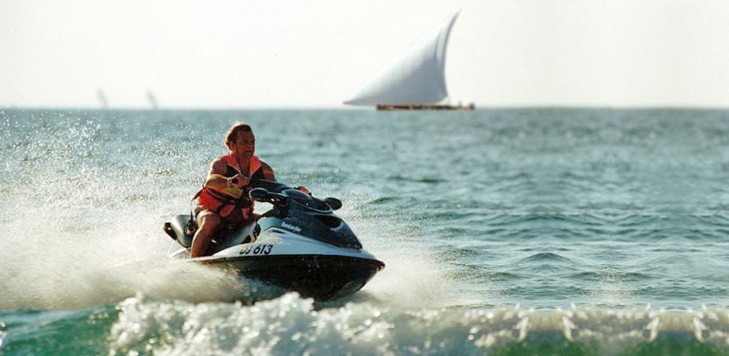 Rue auf Wasserboot, Dubai